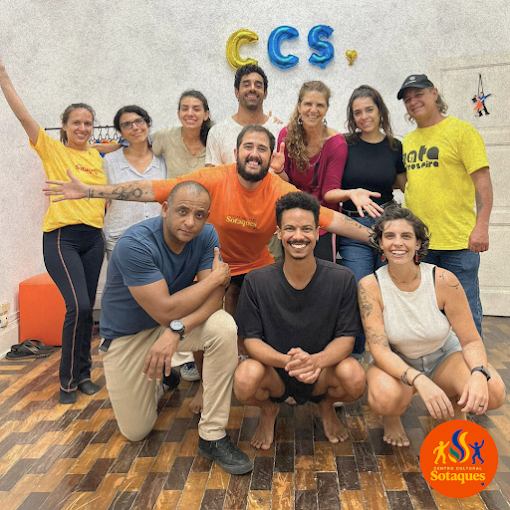 Turma do Centro Cultural Sotaques com alunos e professor