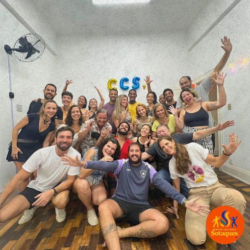 Alunos do Centro Cultural Sotaques após aula de forró no Rio de Janeiro
