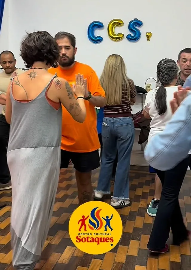 Turma do Centro Cultural Sotaques durante aula de forró